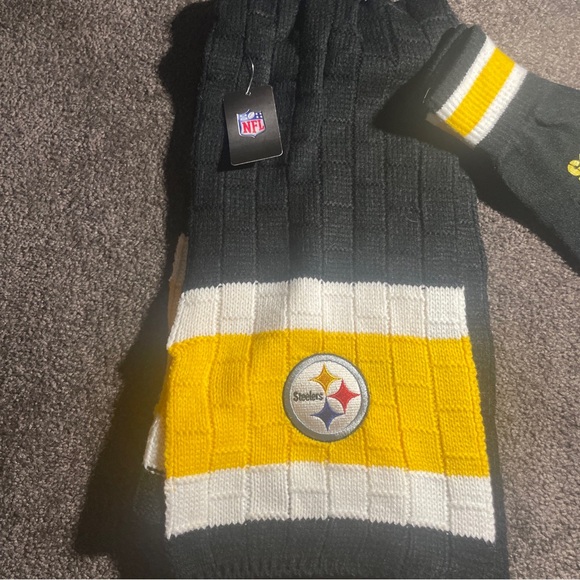 Pittsburgh Steelers Scarf and Mittens Set NWT - Picture 2 of 3